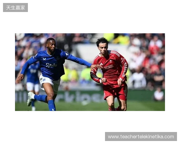 记者：琼斯正考虑结束16年红军生涯，维拉热刺国米有意